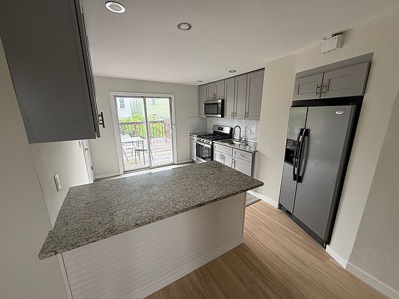 5th image of 164 Beach St
