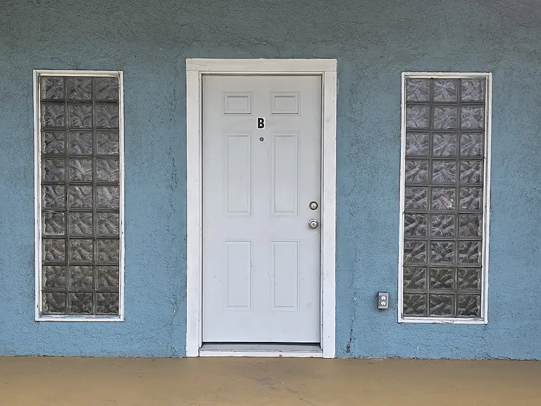 102 E Baylor #B — Photo 1