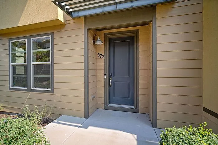 3 bed, 2.5 bath, 1560 sqft, $3,250 — Photo 2