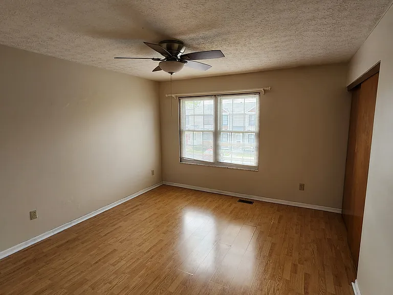 1054 Syracuse Ln — Photo 6