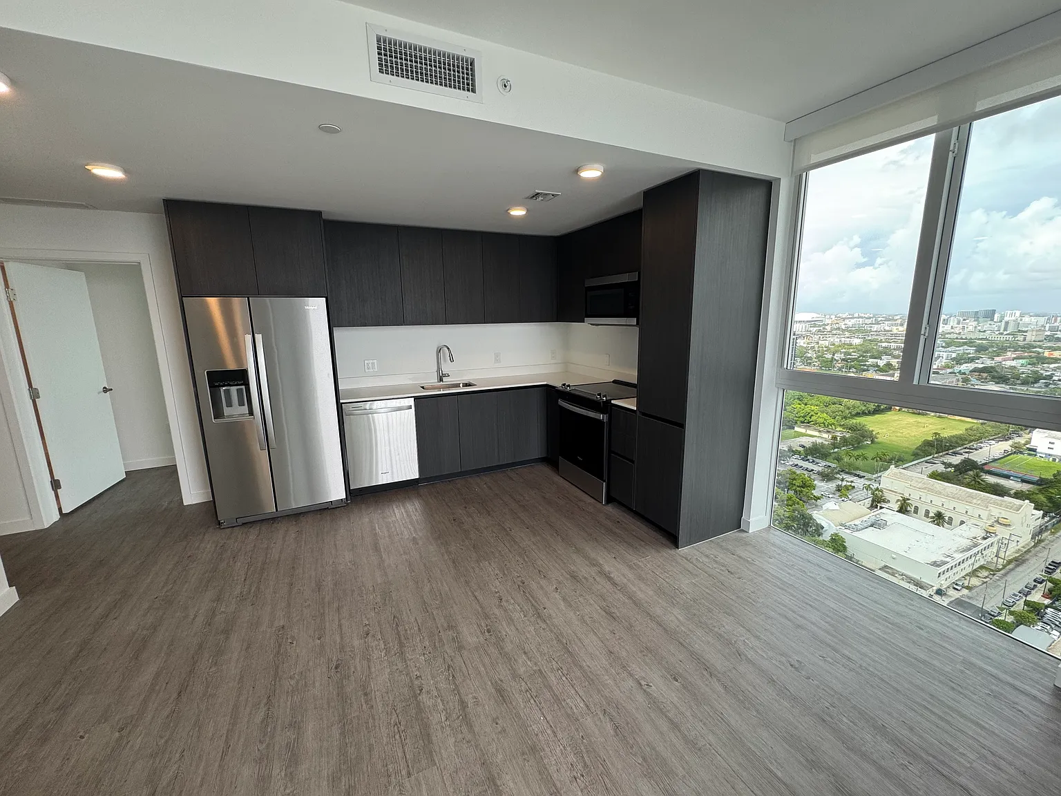 2 bed, 1000 sqft, $3,675 — Photo 2