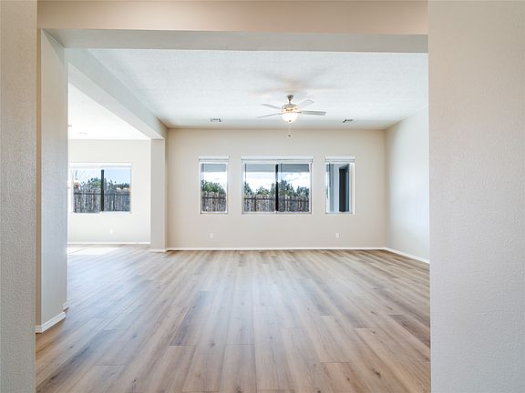 4th image of 3305 Zinnia Ln