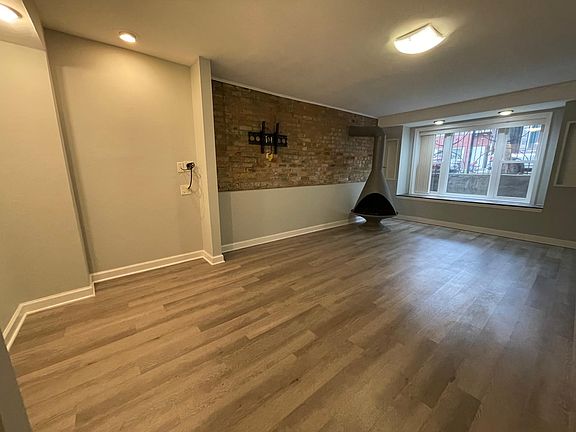 3rd image of 1349 N Artesian Ave #G