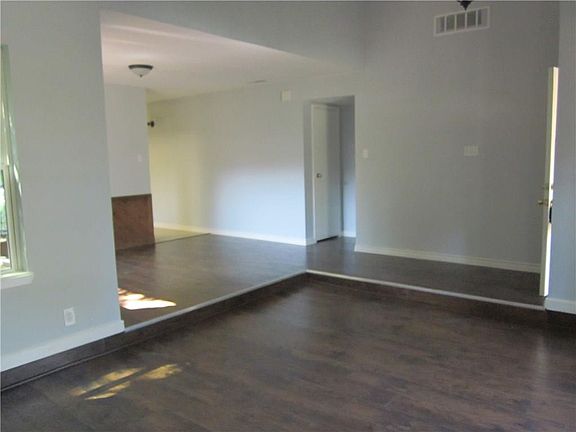 3rd image of 526 Meadowglen Dr