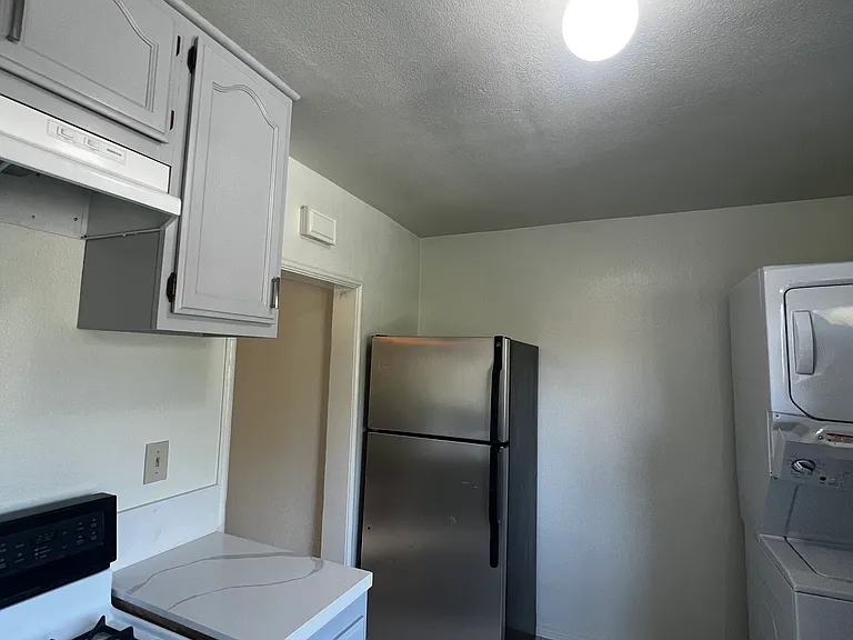557 E Pasadena St #4 — Photo 9