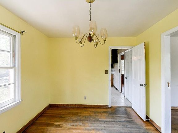 4th image of 105 Larose Cir SE