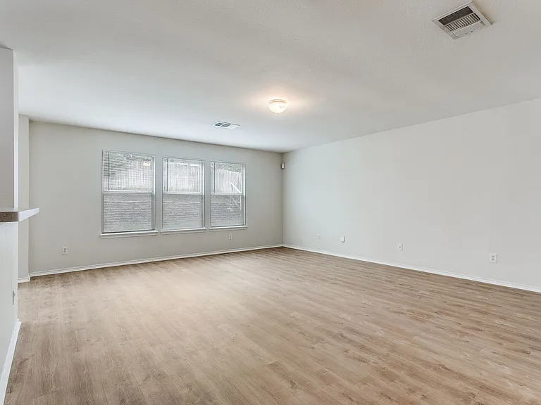 3410 Sherwin Dr — Photo 6