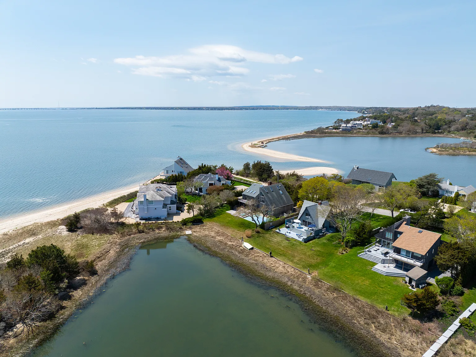 Delightful 3 Bedroom Waterfront Home — Photo 4
