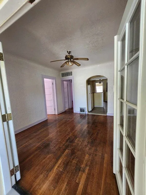 2 bed, 1.0 bath, 924 sqft, $1,100 — Photo 2