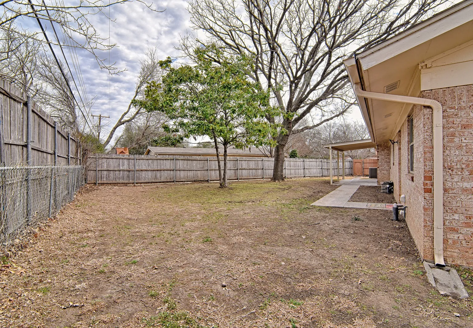 Huge Corner Lot in Trendy West Fort Worth Neighborhood — Photo 1