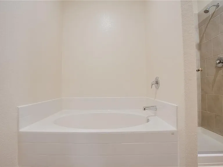 1004 Riverdale Cv — Photo 17