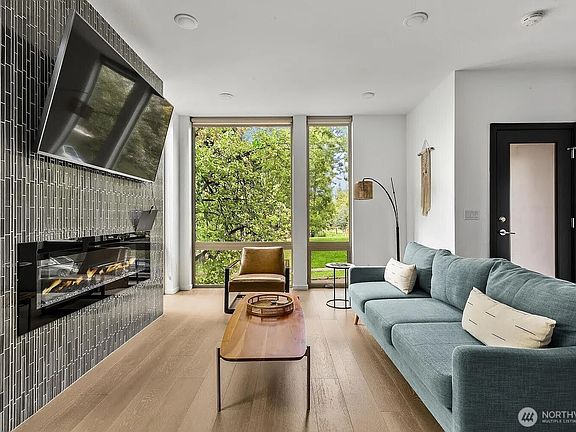4th image of 210 20th Avenue S