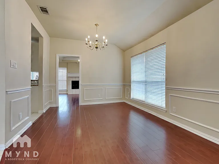 9860 Buckingham Ln — Photo 4