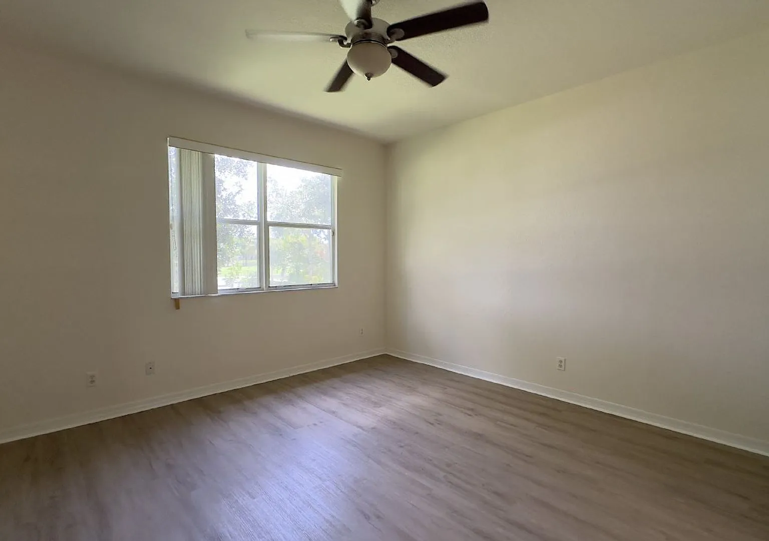 Spacious 3-Bedroom Condo in Gated Magnolia Bay Community — Photo 2