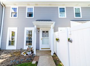 1261 Downing St, Roselle, IL