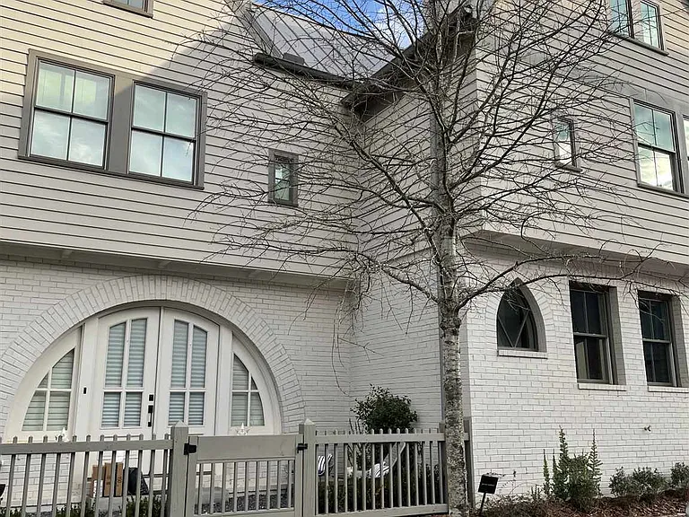 460 Heatherden Ave — Photo 2