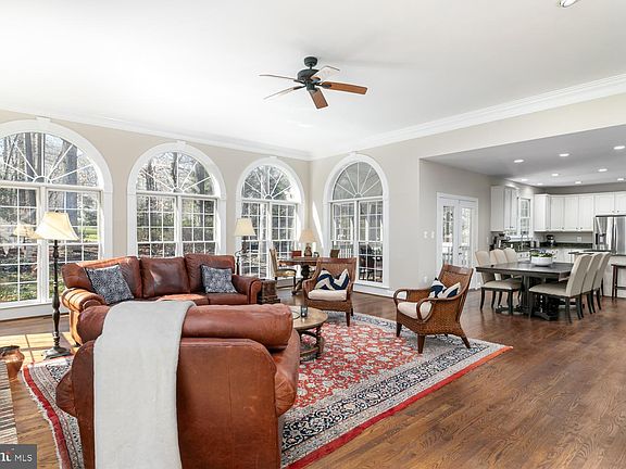 3rd image of 806 Sherlin Ln