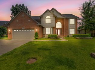 21312 Clearview Dr, Macomb, MI 48044