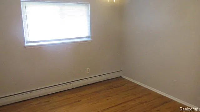 3 bed, 1.0 bath, 960 sqft, $1,550 — Photo 2