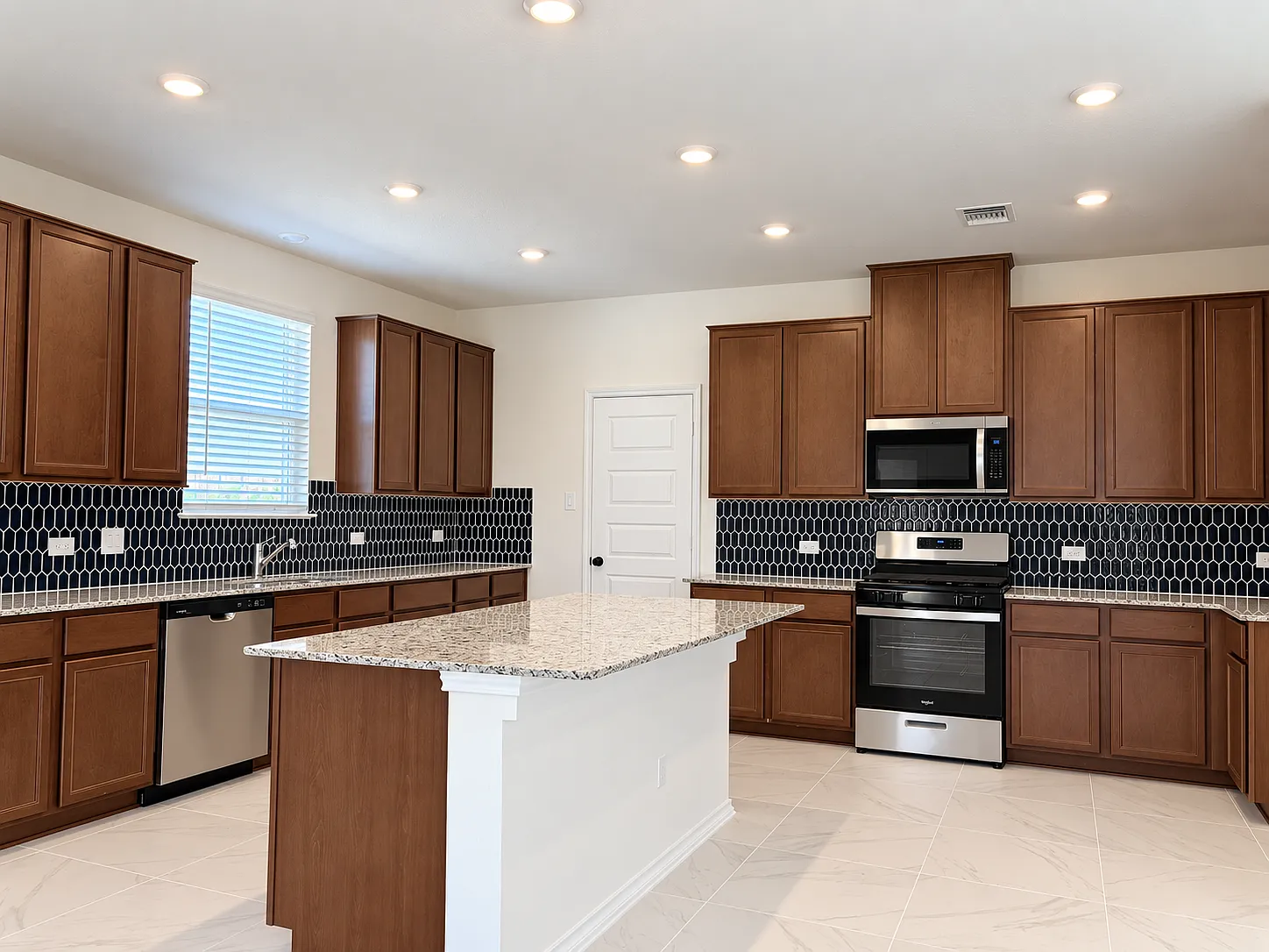 5 bed, 3.5 bath, 2900 sqft, $2,998 — Photo 2