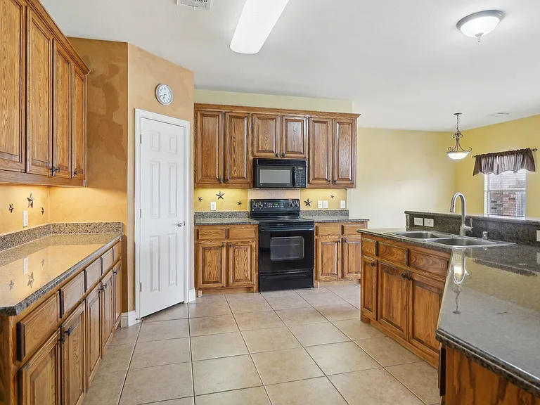 313 Country Lakes Dr — Photo 10