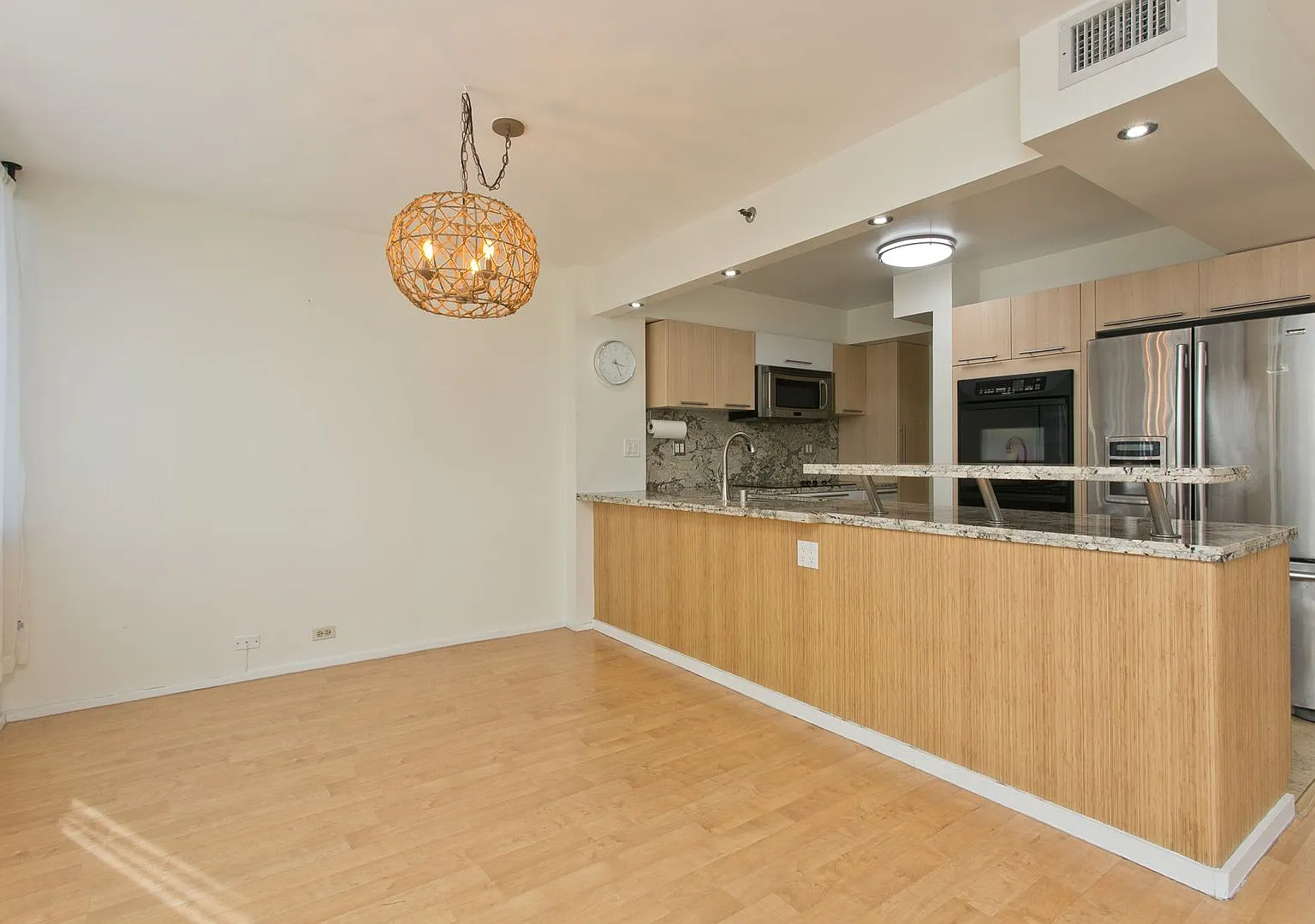 Available NOW ! 2/2/2 in town! Beautiful and spacious — Photo 4