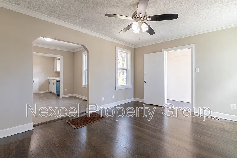 3 bed, 1.0 bath, 1127 sqft, $1,000 — Photo 4
