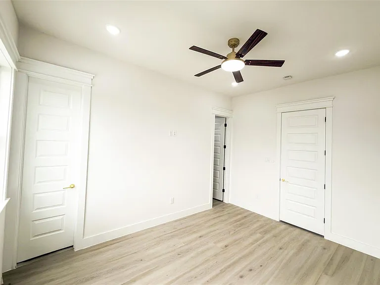 819 N Loop — Photo 33