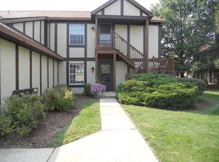 374 Sandhurst Cir APT 1, Glen Ellyn, IL 60137