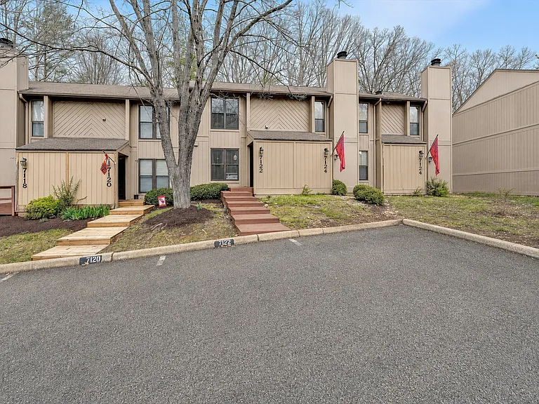 7122 Woods Crossing Dr — Photo 16