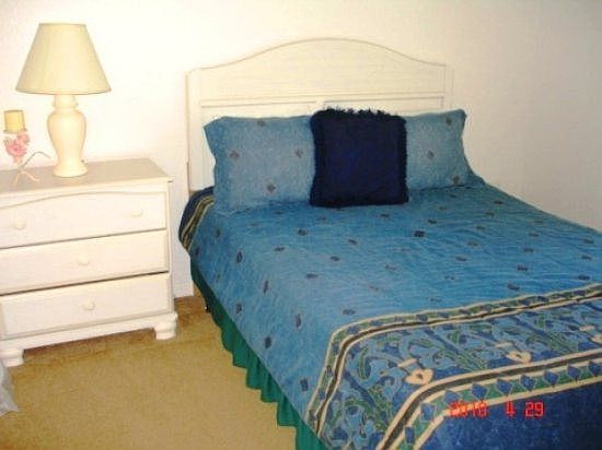 HR4P464GC-queen-bedroom