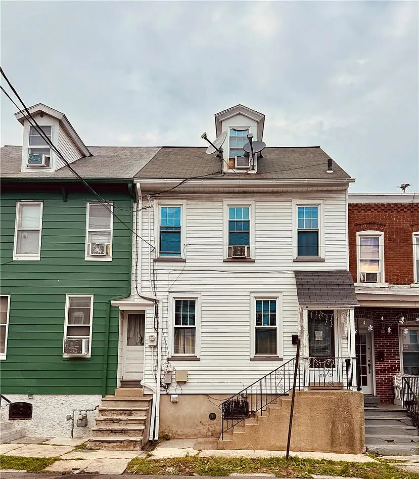 3 bed, 1.0 bath, 1368 sqft, $1,850 — Photo 1