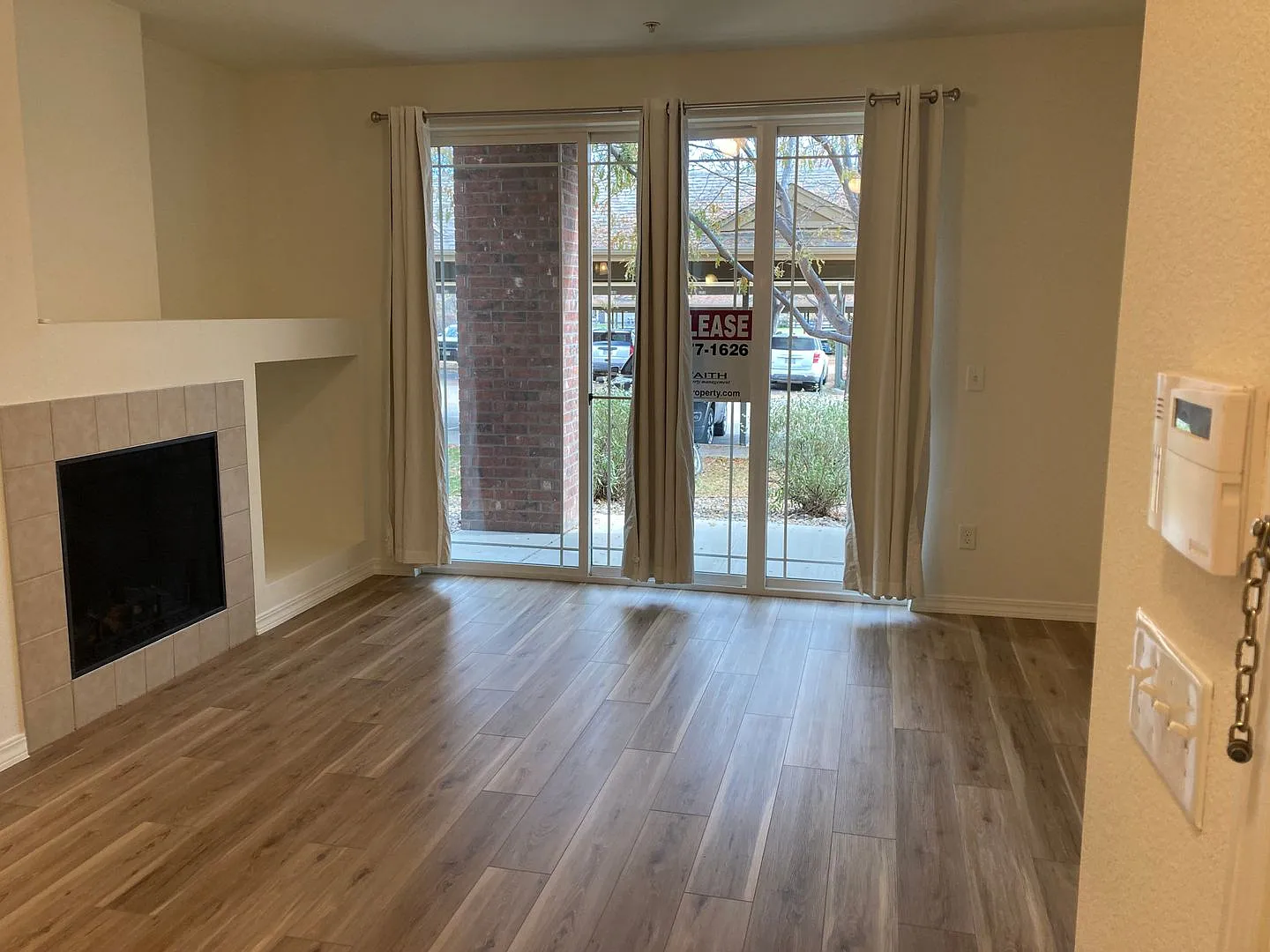 Stunning Modern 2 Bedroom Townhome — Photo 3