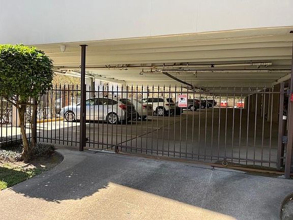5th image of 1765 Coliseum St Unit 409