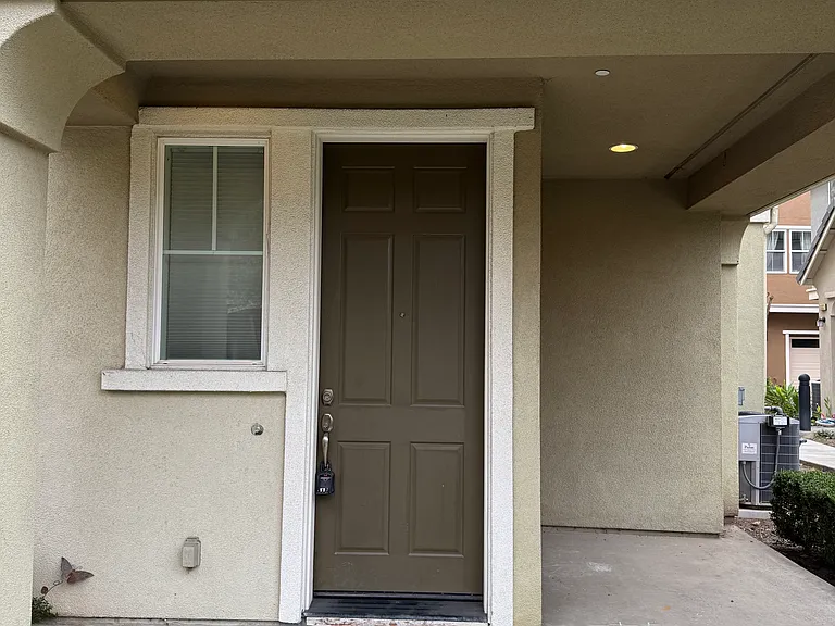 1195 Westbury Dr — Photo 1