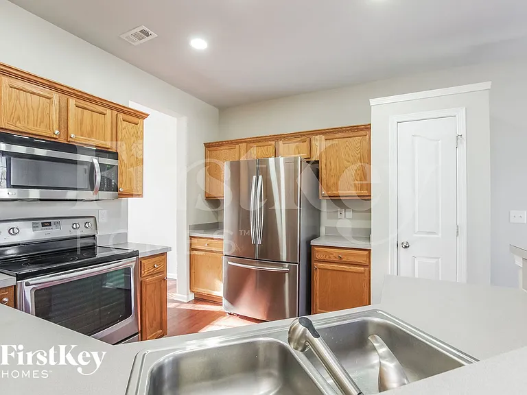 15236 Dehavilland Dr — Photo 7