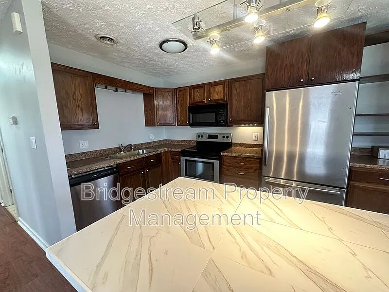 2 bed, 1.5 bath, 747 sqft, $1,095 — Photo 4