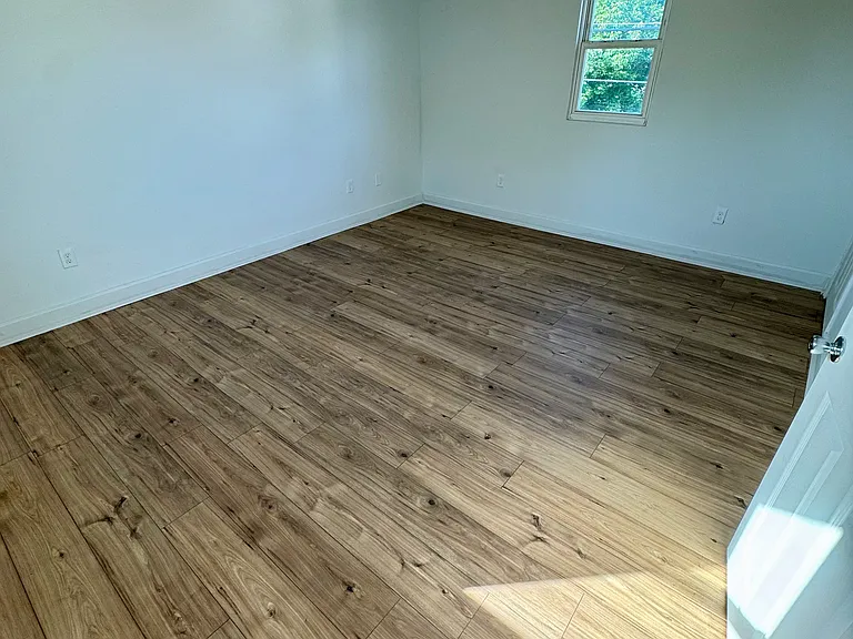 140 Grove Ave — Photo 1