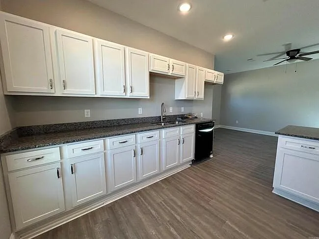214 W Hickory St — Photo 6