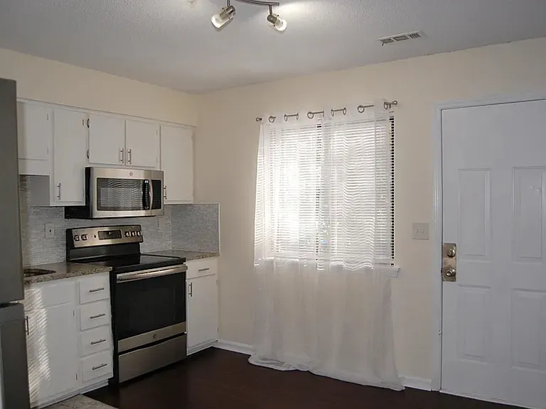 800 Fargo St #B1 — Photo 10