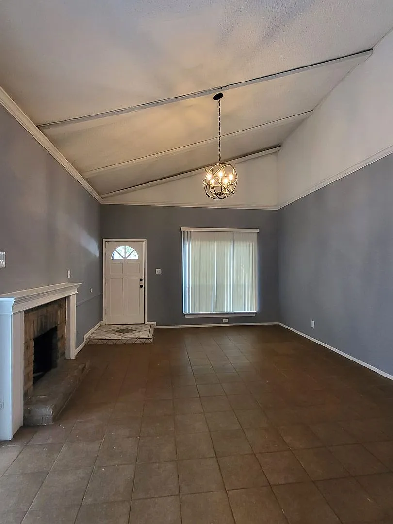 Generously Sized 2 Bed/1bath Duplex Available Now! — Photo 3