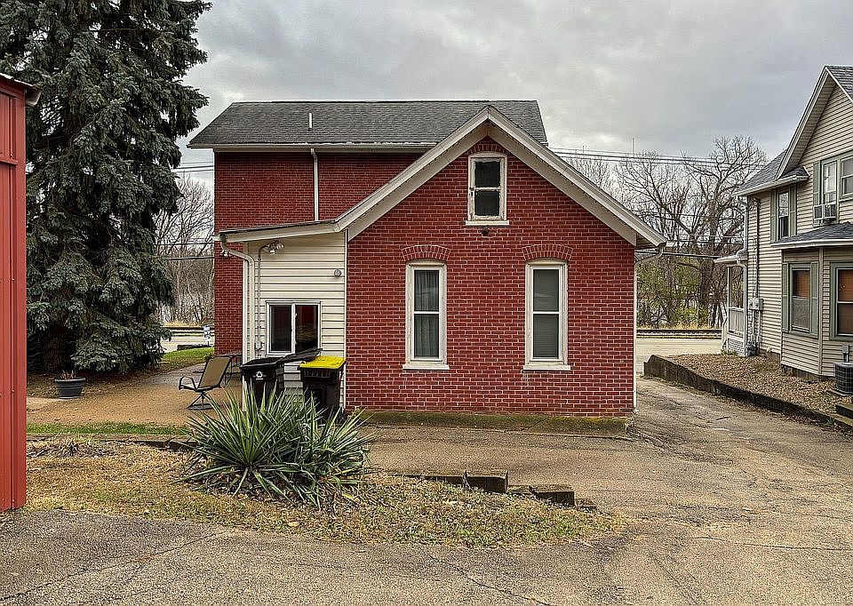 2nd image of 703 Sinsinawa Ave