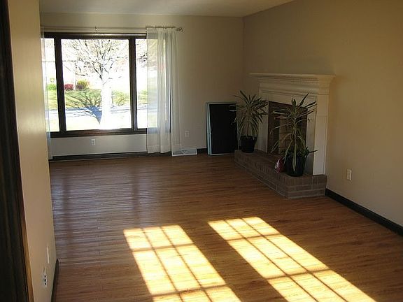 Living Room/Dining Area