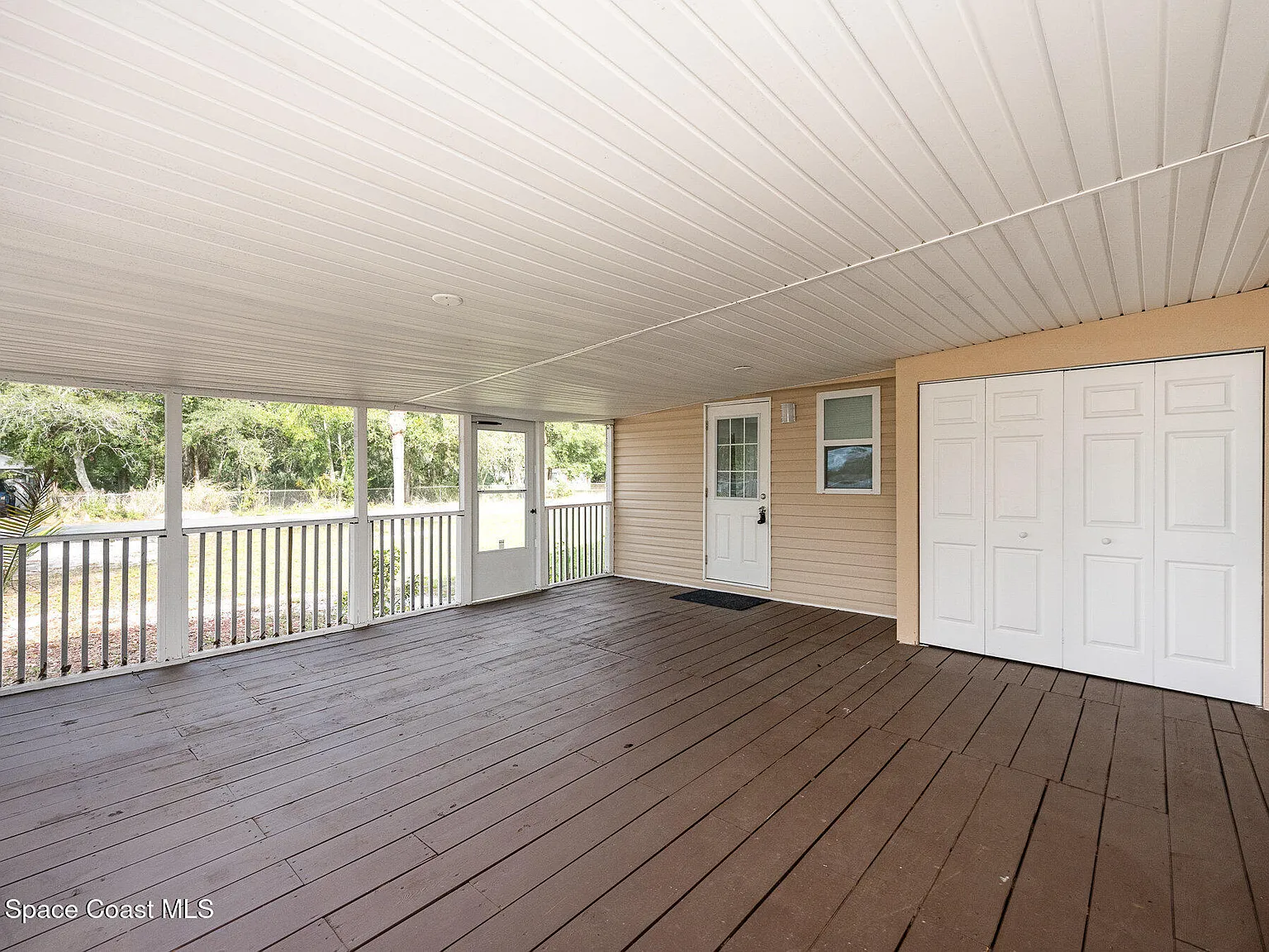 3 bed, 2.0 bath, 1008 sqft, $2,050 — Photo 3