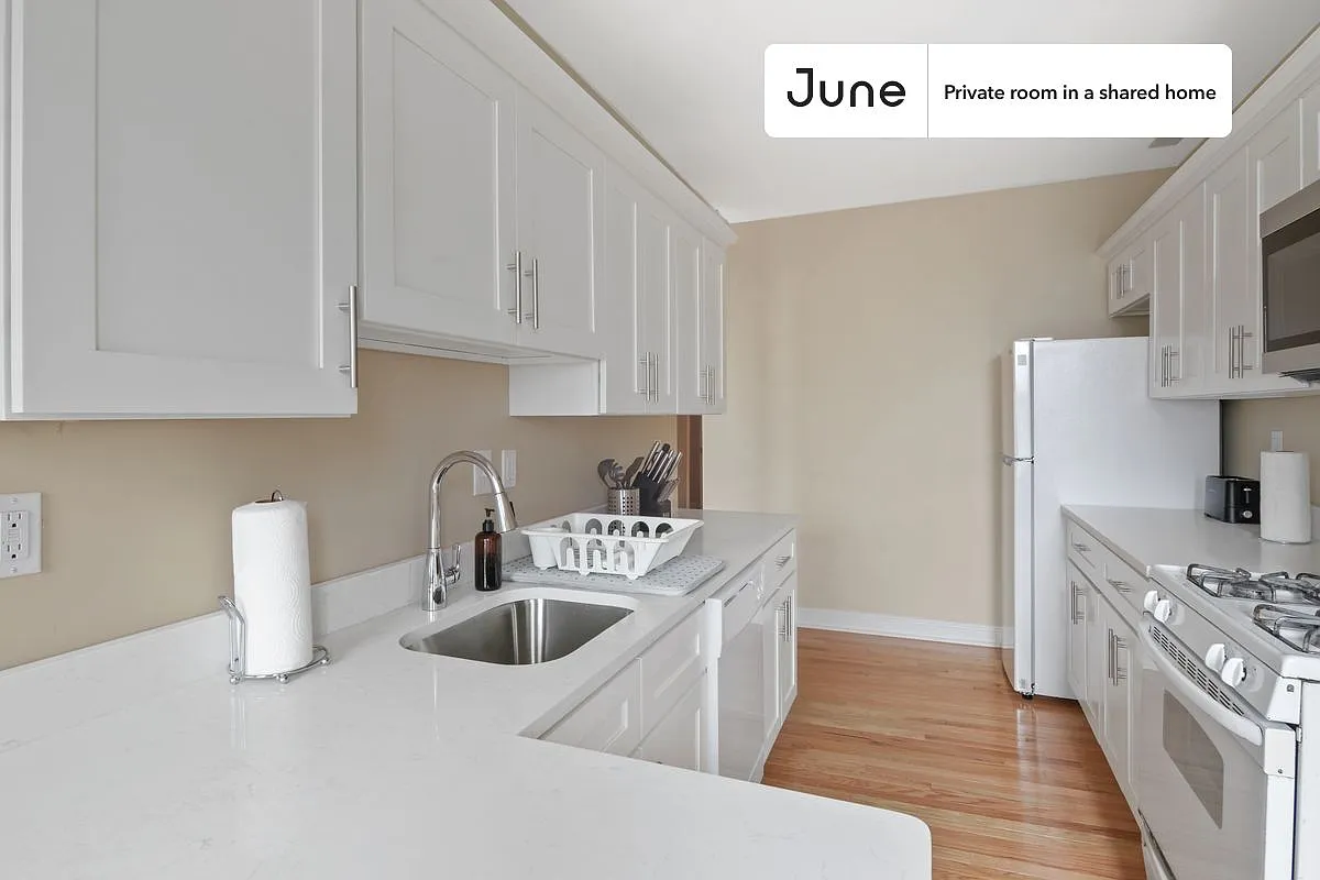 Queen bedroom in 4 bed/1 bath home in Allston #442 C — Photo 4