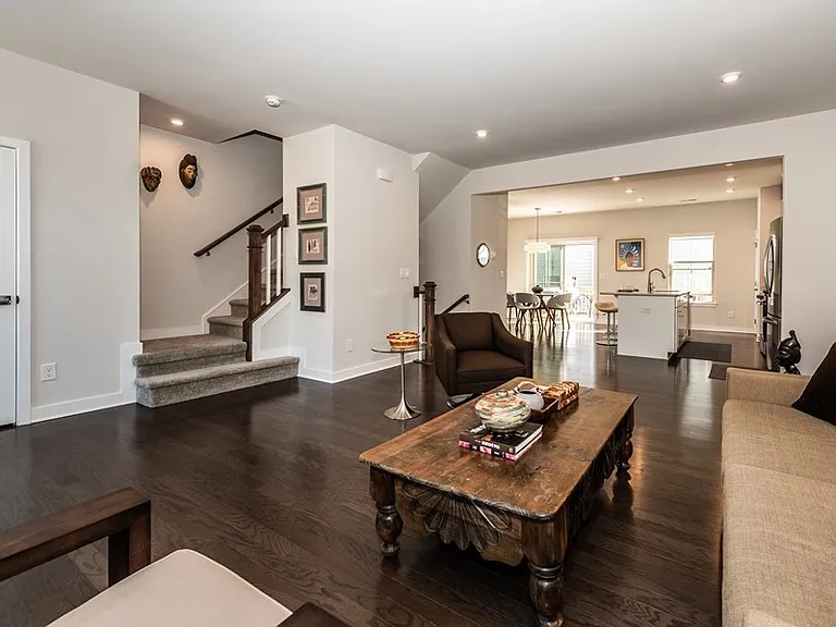 1724 Town Oak Ln — Photo 4