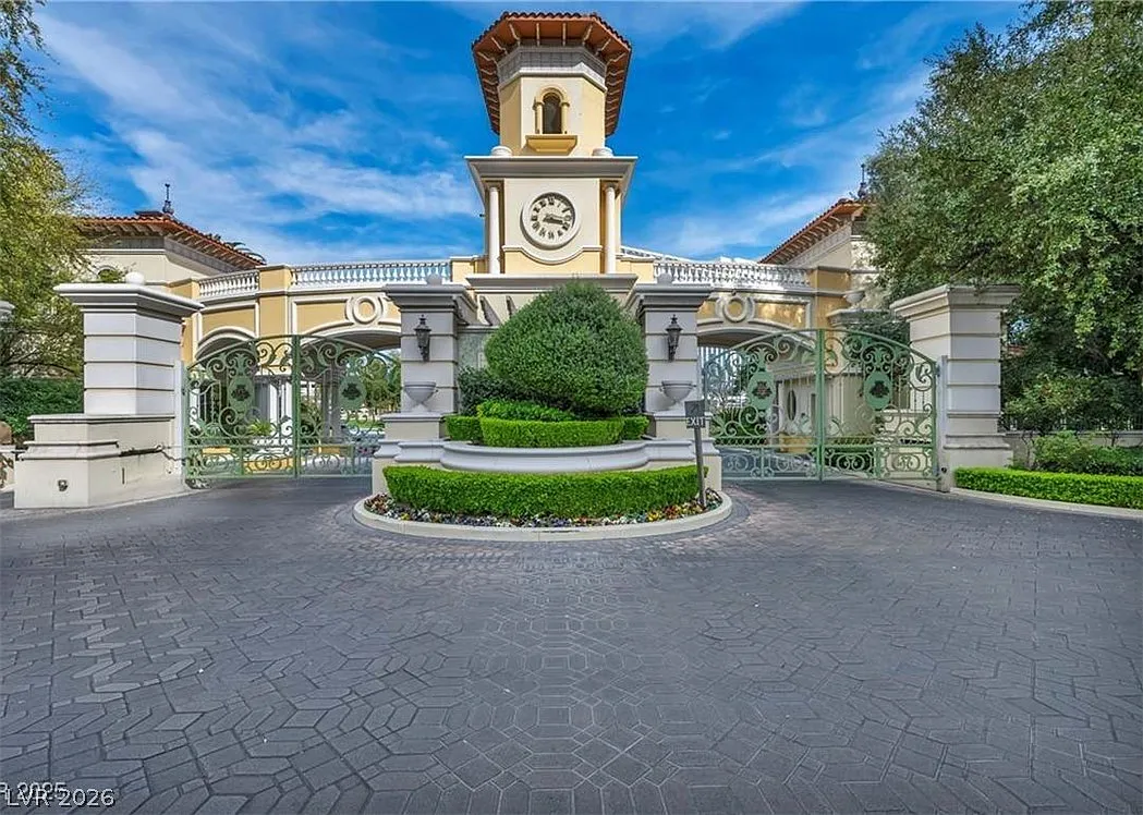 Turnberry Place — Photo 1