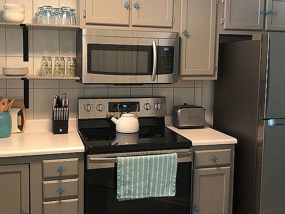 Kitchen w/ new appliances 