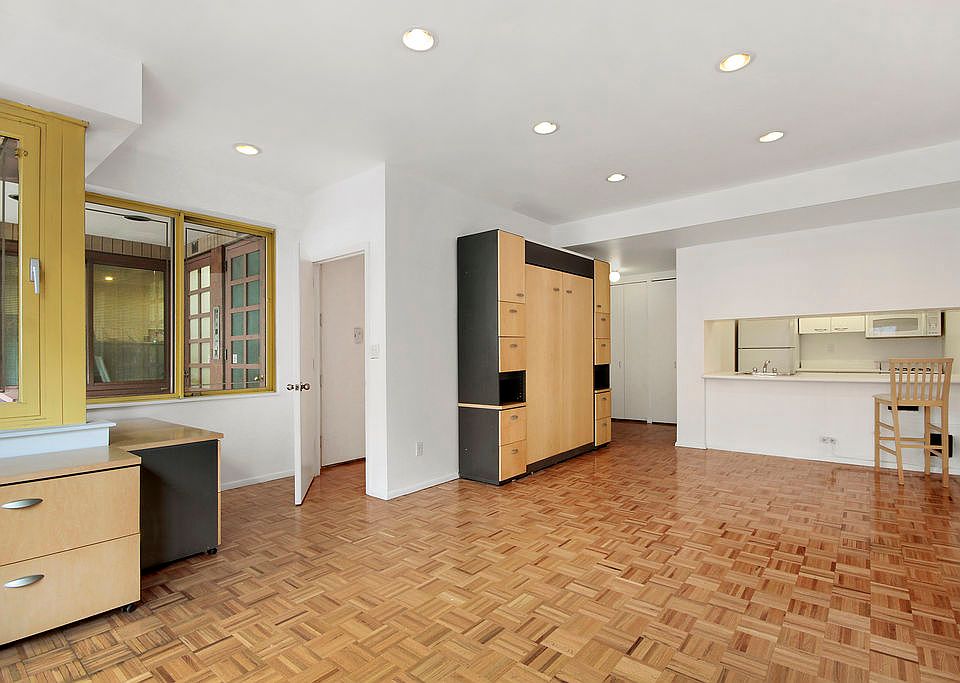 1st image of 350 W 50th St APT Th1h