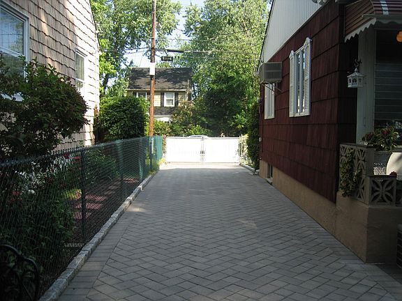 5th image of 755 Clawson St